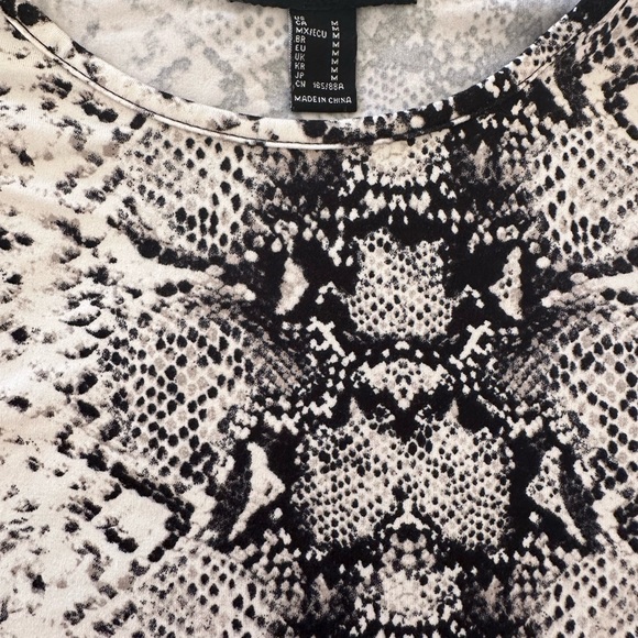 Forever 21 Women's Black and Cream Crop-top size small - Picture 9 of 12